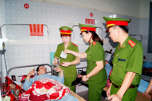 Nữ cán bộ Phòng PC64 - Công an tỉnh trực tiếp tới giường bệnh  giúp người dân làm chứng minh nhân dân.